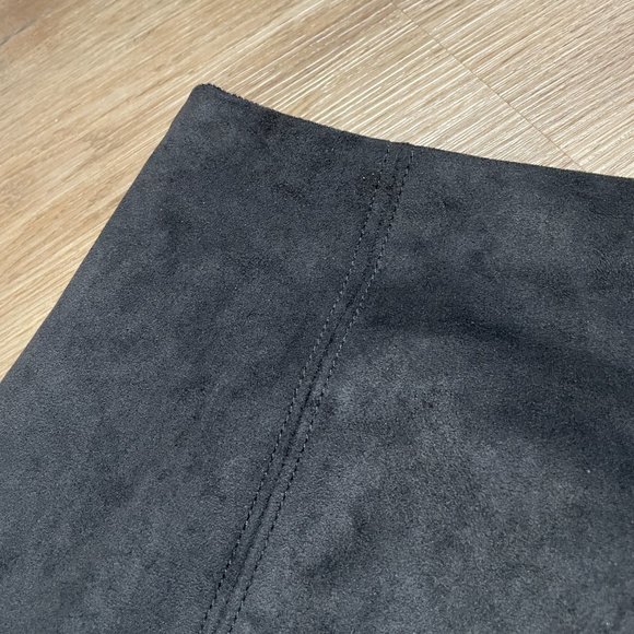 Aritzia Babaton Modern Mini Skirt black Vegan suede size 6 a-line - Picture 5 of 7